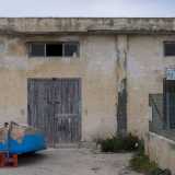 ...e un basso edificio abbandonato con su scritto �cooperativa piccola pesca San Giorgio�